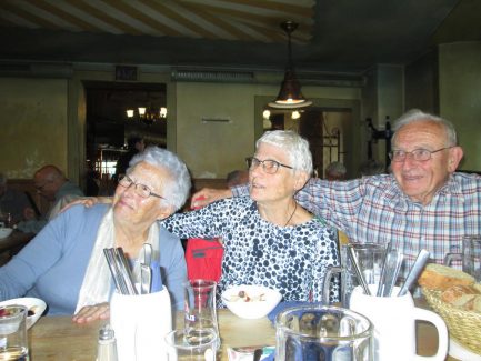 Drei aufmerksame Gesichter