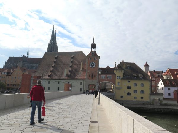 Auf der Steinernen Brücke über die Donau