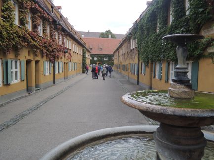 Blick durch die Fuggerei