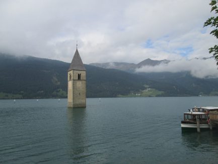 Der Kirchturm im Stausee von Graun