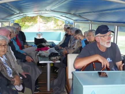 Im gedeckten Boot auf dem Rhein