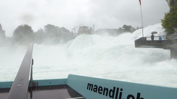 Im schäumenden Rheinfallbecken