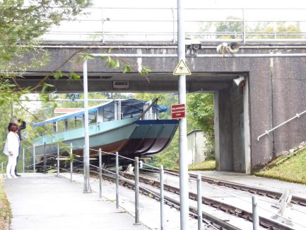 Das Schiff wird übers Wehr gezogen