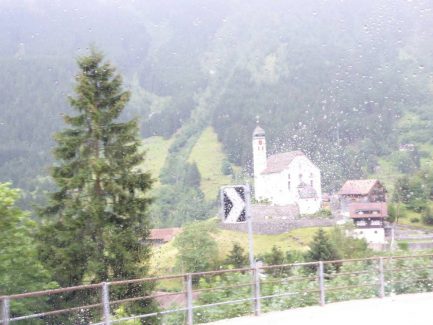 Die Kirche von Wassen im Regen