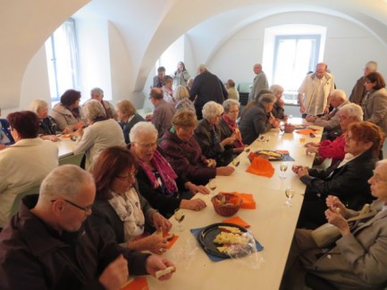 Die Reisegesellschaft beim Zvieri