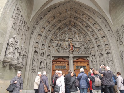 Eine Gruppe vor dem Hauptportal der Kathedrale