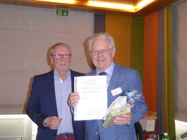 Wolfgang Schibler verabschiedet Vizepräsident Rolf Schlegel (jetzt Ehrenmitglied)