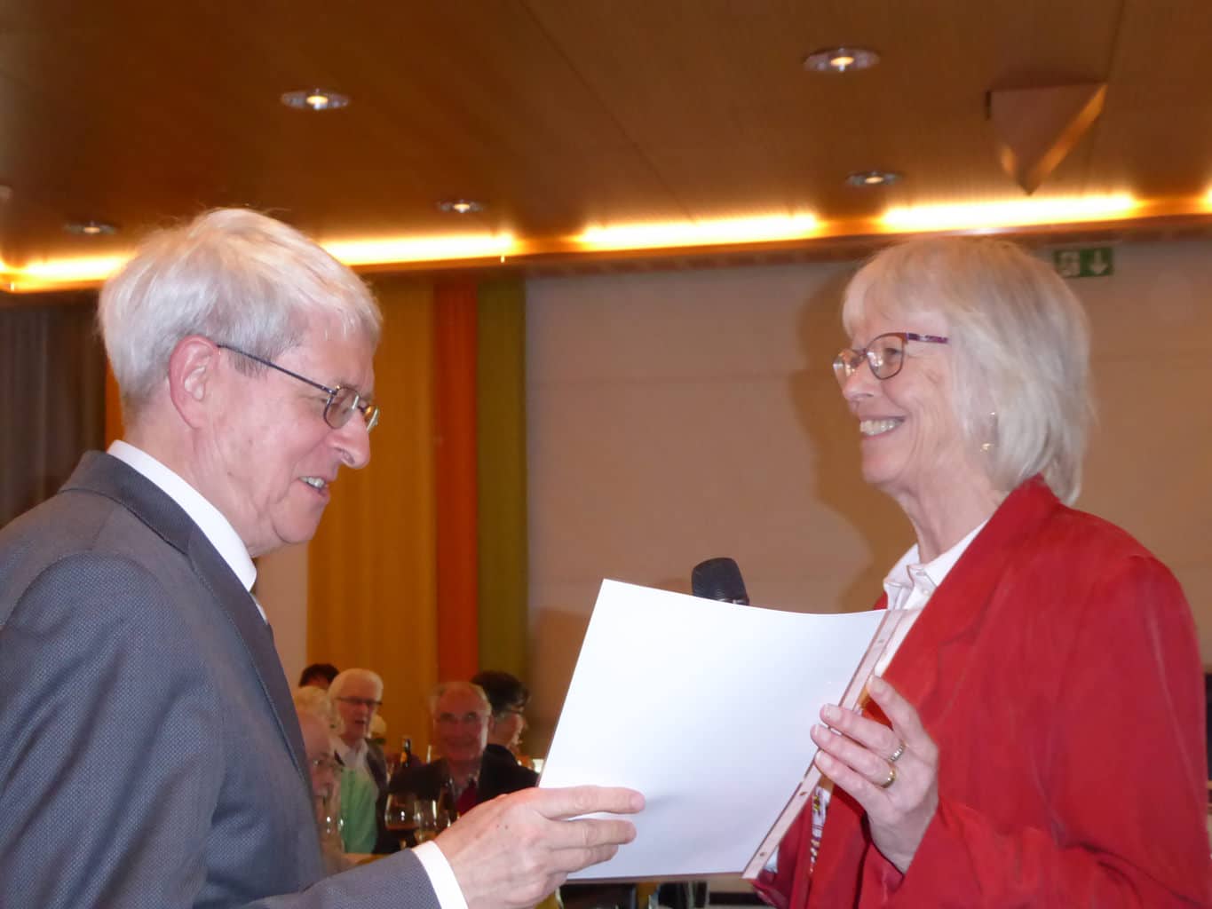 Esther Brand verabschiedet Präsident Urlich Graf (jetzt Ehrenmitglied)