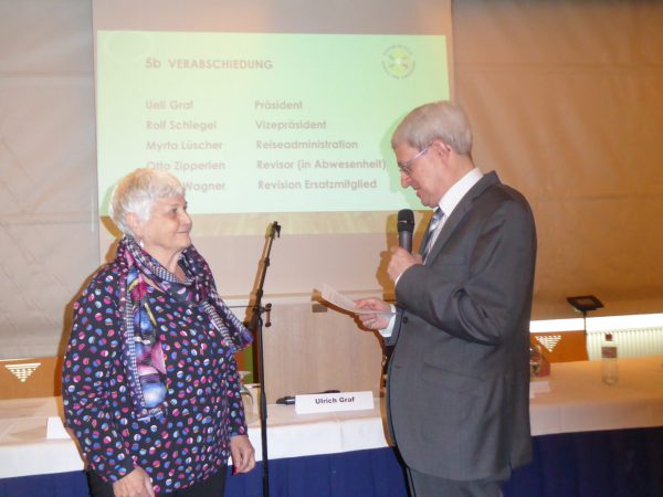 Urlich Graf verabschiedet Myrta Lüscher (Administration Reisen)