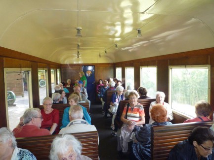 Teilnehmer im antiken Dampfzugwagen