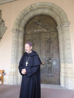 Abt Michael vor der Eingangstüre zum Münster