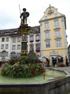Landsknechtbrunnen und Fronwagturm