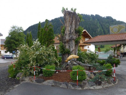 Ein kleines Kunstwerk vor dem Hotel