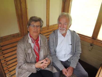 Gertrud und Richard geniessen die Fahrt