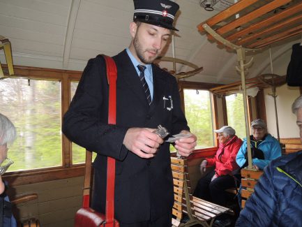 Der Kondukteur kontrolliert die Fahrkarten