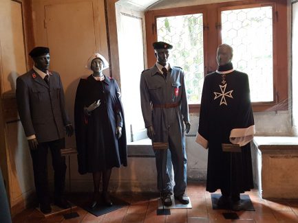 Trachten der Johanniter und Malteser