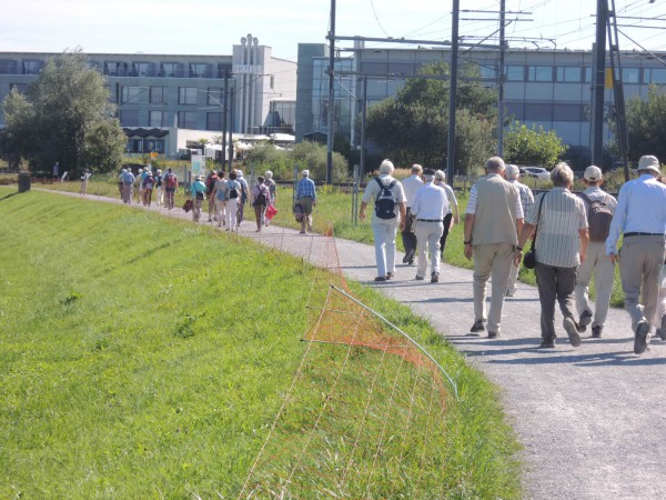 Abmarsch beim Bahnhof Pfäffikon